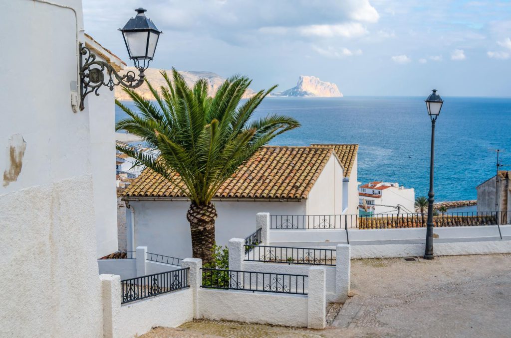 Hiszpania, znana ze swojego pięknego wybrzeża i słonecznej pogody, jest jednym z najpopularniejszych miejsc na świecie do posiadania nieruchomości